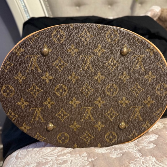 LV Monogram Bucket Bag w/ Tan Accents
Date Code:FL0012. - Picture 5 of 12